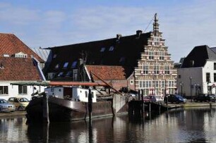Leiden - Stadthafen : Am Stadthafen steht auch das Giebelhaus "Stadstimmerwerf" von 1612, aufgenommen am 6. April 2010 in Leiden