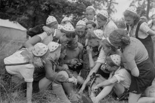 Pionierrepublik "Ernst Thälmann" in Wuhlheide : Pioniergruppe mit Fotoapparaten