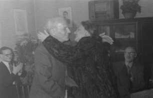 60. Geburtstag von Walter Maschke, Generalsekretär der Volksbühne Berlin : Walter Maschke während einer Umarmung mit der Schauspielerin Steffie Spira