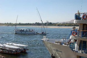 Luxor - Boote auf dem Nil : Boote auf dem Nil, vorn ein Hotelschiff, bei Luxor, aufgenommen 2006