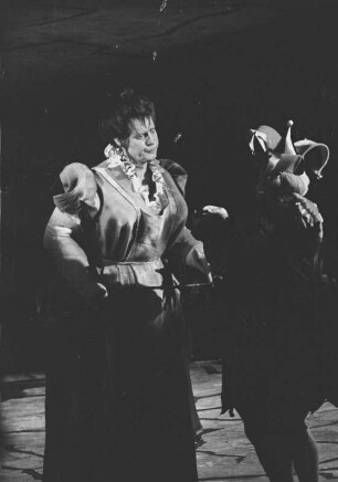 Szenenbilder aus "Die Liebe zu den drei Orangen", Oper von Sergej Prokofjew nach Carlo Gozzi. Komische Oper Berlin, Erstaufführung Dezember 1968 in der Regie von Walter Felsenstein