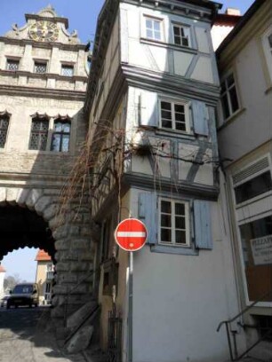 Stadtbefestigung - Stadttor (Maintor)-Stadtseite mit Fachwerkhausanbau