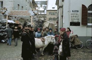 Staufen: Weihnachtsmarkt; Hintergrund Rathaus