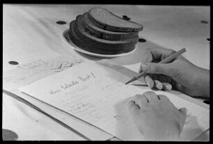 Dresden. "Flüchtlingselend". "Eine Scheibe Brot". Essensausgabe, 1945