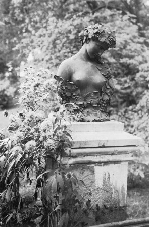 Bacchantin. Dornburg : Bacchantin. Dornburg. Plastik (19. Jh.) im Park der Dornburger Schlösser, Rosengang im Barockgarten