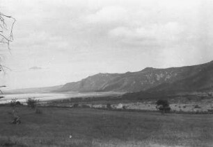 Bruchstufe mit Balangdasee : Savanne mit Bergkette und davorgelagertem Balangdasee