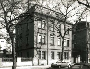 Dresden-Pieschen, Maxim-Gorki-Straße 56. Straßenansicht mit Einfriedung