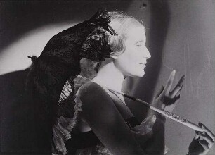 Frau mit Spitzen-Sonnenschirm