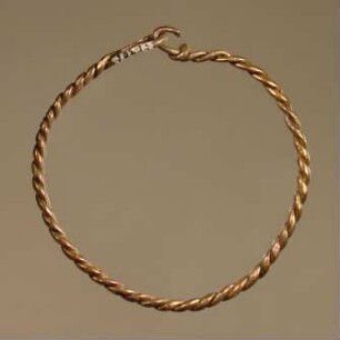 Armring aus zwei ineinander geflochtenen Drähten