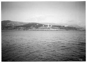 Villefranche/ Frankreich: Küste mit Leuchtturm. Blick vom Wasser auf Küste mit Leuchtturm