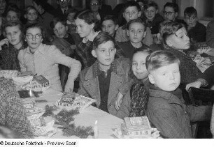 Kinder auf der Weihnachtsfeier des VEB Offizin "Andersen Nexö"