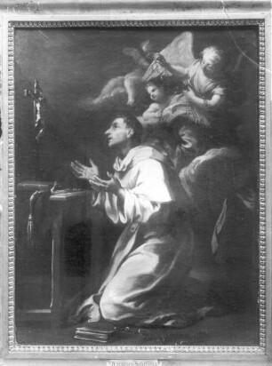 Kniender Heiliger vor einem Altar