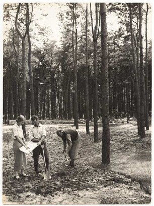 Serie Arbeitsfotos. Garten Elsbeth Heddenhausen ?: Gartenarbeiten. Links im Bild: Elsbeth Maria Heddenhausen.