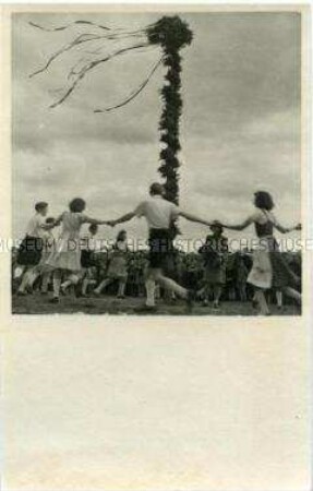 Tanz um den Maibaum in Neuburg bei Wismar