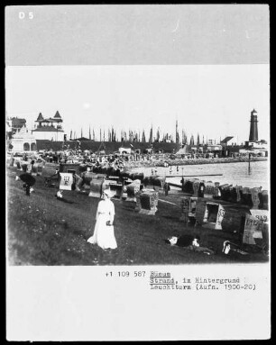 Herrenstrand von Büsum mit Leuchtturm in Hintergrund