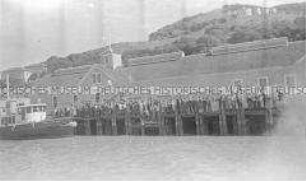 Selbstversenkung des Hochseepassagierdampfers "Columbus" am 19. Dezember 1939, Besatzungsangehörige im Internierungslager auf Angel Island, Kalifornien, winkend an der Anlegestelle