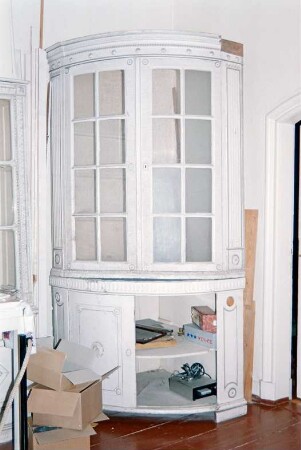 Schloss Ahrensburg: Innenansicht: Abstellraum: Eckvitrine: links Fenster, rechts Zimmertür: August 1994
