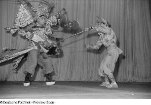Zwei Tänzer des chinesischen Jugend-Kunst-Ensembles in aufwendiger Kostümierung bei einer Aufführung