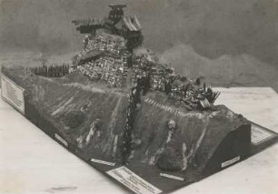 Modell von Fels "Arnstein" in der Sächsischen Schweiz mit Burgrekonstruktion von 1350 (vor 1949; O. Pusch)
