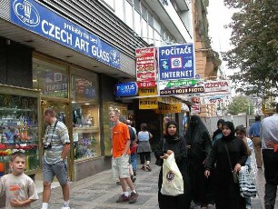 Prag - Muslimische Frauen : Muslimische Frauen am Wenzelsplatz. Aufgenommen 2004 in Prag