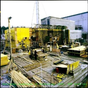 Baustelle der Lagerungs- und Verdampfungsanlage (LAVA) auf dem Gelände der Wiederaufarbeitungsanlage Karlsruhe (WAK), von Südwesten
