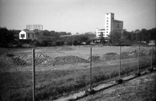 Freiburg: Neuanlage von Nordosten, Vordergrund Zaun