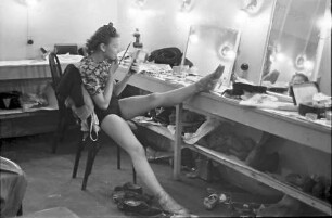 Plaza: Plaza-Girls proben; Mad. Bethke in der Garderobe