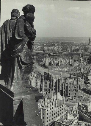 Blick vom Balkon des Rathausturmes über die Ruinen der ausgebrannten Stadt. In der Bildmitte die Ruine der Frauenkirche, rechts der Turm der Dreikönigskirche