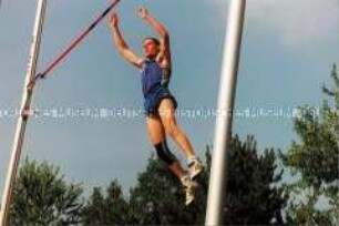 Sportler bei der Landung nach einem Hochsprung (Altersgruppe 14-17)