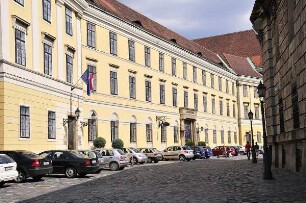 Budapest - Historische Gebäude auf dem Burgberg : Sorgfältig restaurierte historische Gebäude stehen auf dem Burgberg. Aufgenommen in Budapest am 13. Juni 2011