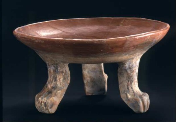 Tripod bowl made of clay