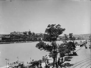 Burgpalast : Blick über die Donau zum Burgviertel mit Burgpalast