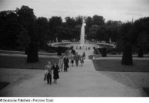 Besucher im Park Sanssouci (Blick von der Weinbergterrasse des Schlosses auf den Springbrunnen)