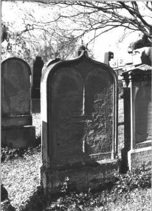 Grabstein 326 (Index: 99786292) Zustand: Vorderseite vollständig abgeblättert, Rückseite leicht verwittert Maße HxBxT: 170x84x21 cm Besonderheit: Doppelgrab: Grabstein 326