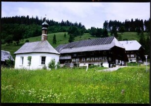 Aeule: Schwarzwaldhäuser mit Kapelle
