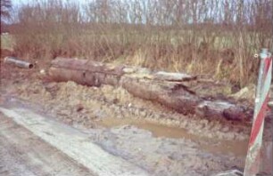 Moorweg: bei Durchlass Alte Alster: Fundstück Rohrleitung aus Holz, nach Bergung: Gesamtansicht, rechts Abriss-Ende: vorne rechs Warnbake
