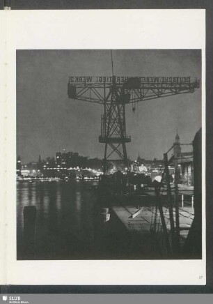 Norderelbe und Seewarte bei Nacht