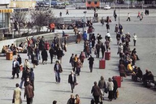 DDR. Berlin-Mitte, Alexanderplatz. Passanten vor dem Hotel Stadt Berlin (im Hintergrund Zugang zur U-Bahn
