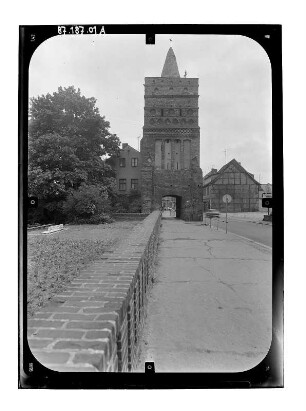 Brandenburg an der Havel. Rathenower Torturm (Baubeginn nach 1298, 1911). Feldseite