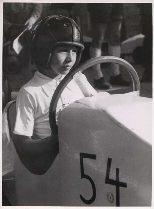 Junger Pilot einer Seifenkiste