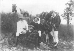 Gruppenbild einer Jagdgruppe mit Ernst Otto Gerhardt und einheimischen Jagdhelfern, aufgenommen in Argentinien