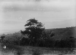 Kilimandscharo-Gebirge : Blick aus 1300 m Höhe über die Landschaft am Kilimandscharo-Massiv auf die wolkenverhangenen Berge