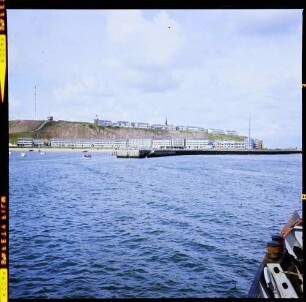 keine Beschreibung [Helgoland: Ankunft, Vordergrund Ausbootung an Landungsmole]