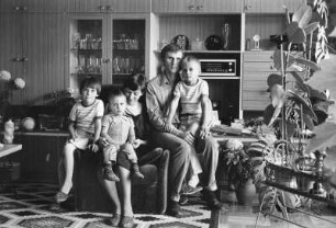 Familie S. im Wohnzimmer