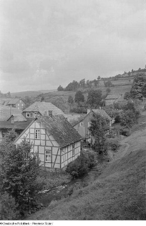 Bewohntes Tal und Berghänge