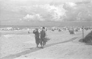 Florentine und Alexander Fleischhut am Strand von Köslin