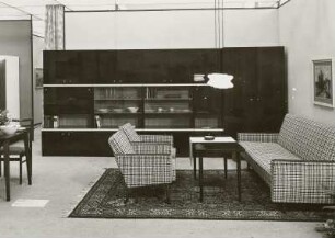 Anbauwand und Sitzgruppe mit Couchtisch : Leipziger Herbstmesse, 1974. Wohnzimmermöbel (1974; VEB Wohnraummöbelkombinat Anklam). Anbauwand und Sitzgruppe mit Couchtisch