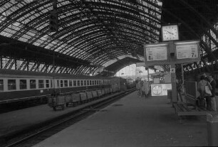 Köln: Hauptbahnhof Bahnsteig 6/7 mit IC