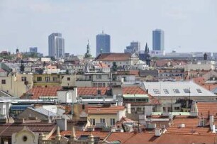 Stadtübersicht Prag : Blick vom Altstädter Brückenturm über die Neustadt (Nove Mesto) zu den Hochhäusern am Stadtrand. Aufgenommen in Prag am 30. Juli 2009