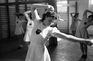 Bukarest: Anef, Hochschule für Leibesübungen, Studentinnen bei Rhythmischer Gymnastik, eine, nahe